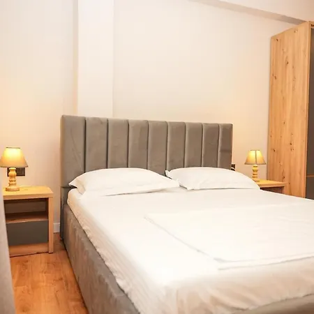 Bougainvilla Τίρανα