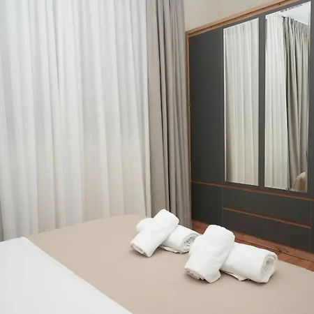 Bougainvilla טיראנה