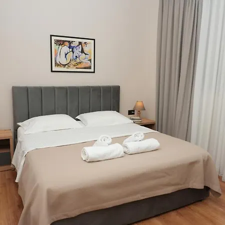 Bougainvilla * טיראנה